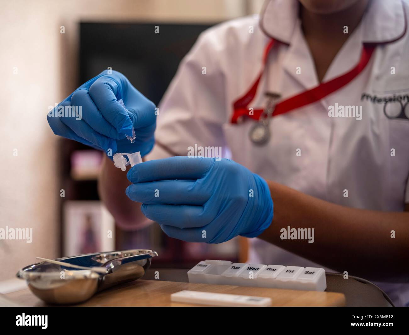 Primo piano di infermiere che indossa guanti chirurgici che preparano il test medico Foto Stock