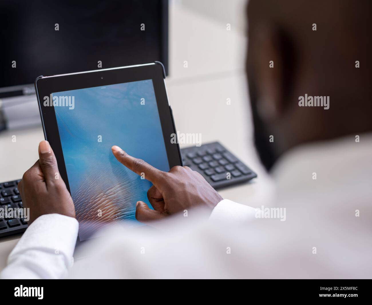 Primo piano delle mani utilizzando un computer alla scrivania Foto Stock