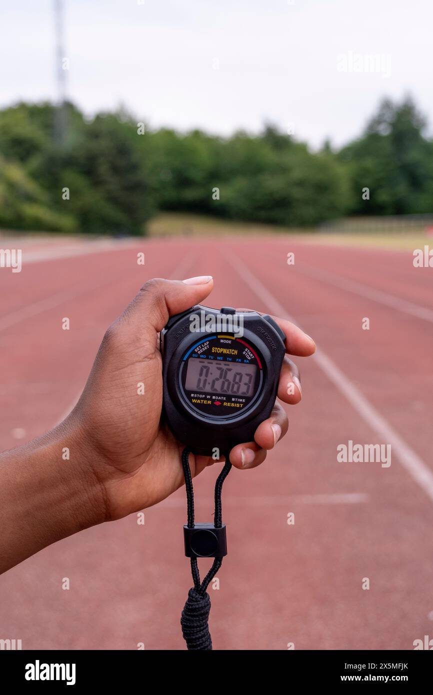 Primo piano del cronometro a mano sulla pista da corsa Foto Stock