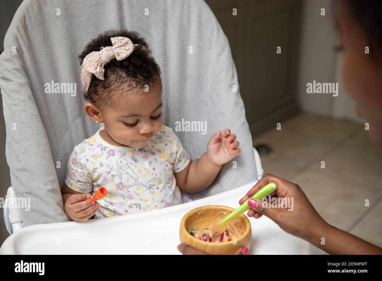 Mamma che allatta la bambina (12-17 mesi) Foto Stock