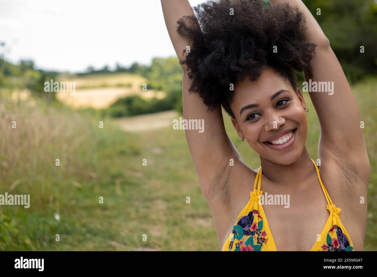 Ritratto di una giovane donna che si allunga nel prato Foto Stock