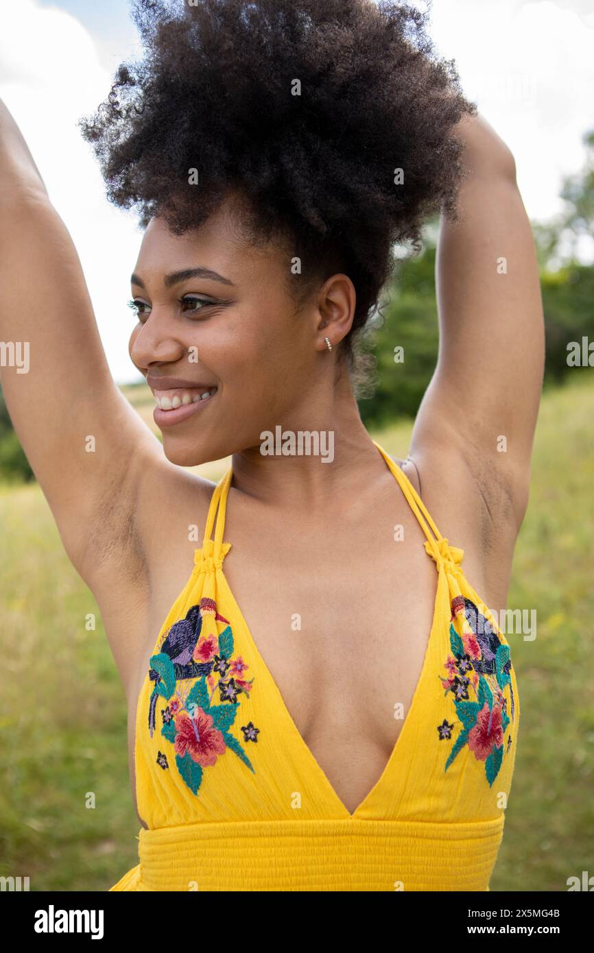 Giovane donna rilassante in Prato Foto Stock