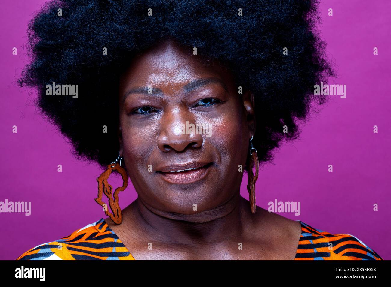 Ritratto in studio di una donna matura con grandi capelli Foto Stock