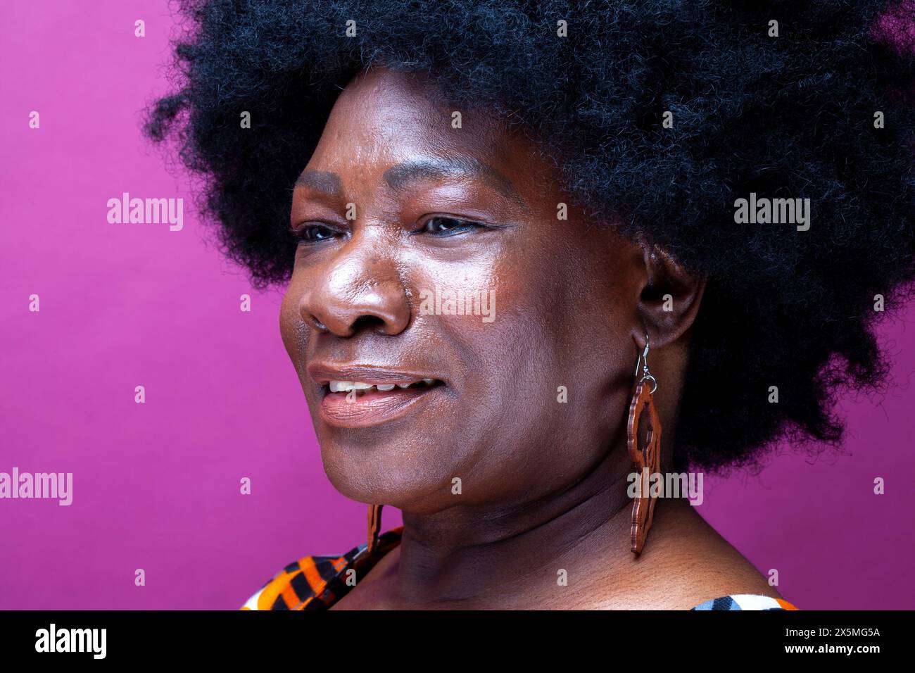 Foto di studio di una donna matura con capelli grandi Foto Stock