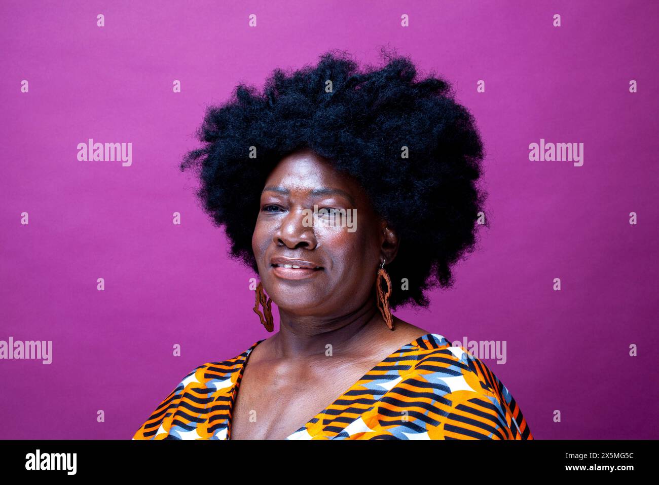 Foto di studio di una donna matura con capelli grandi Foto Stock