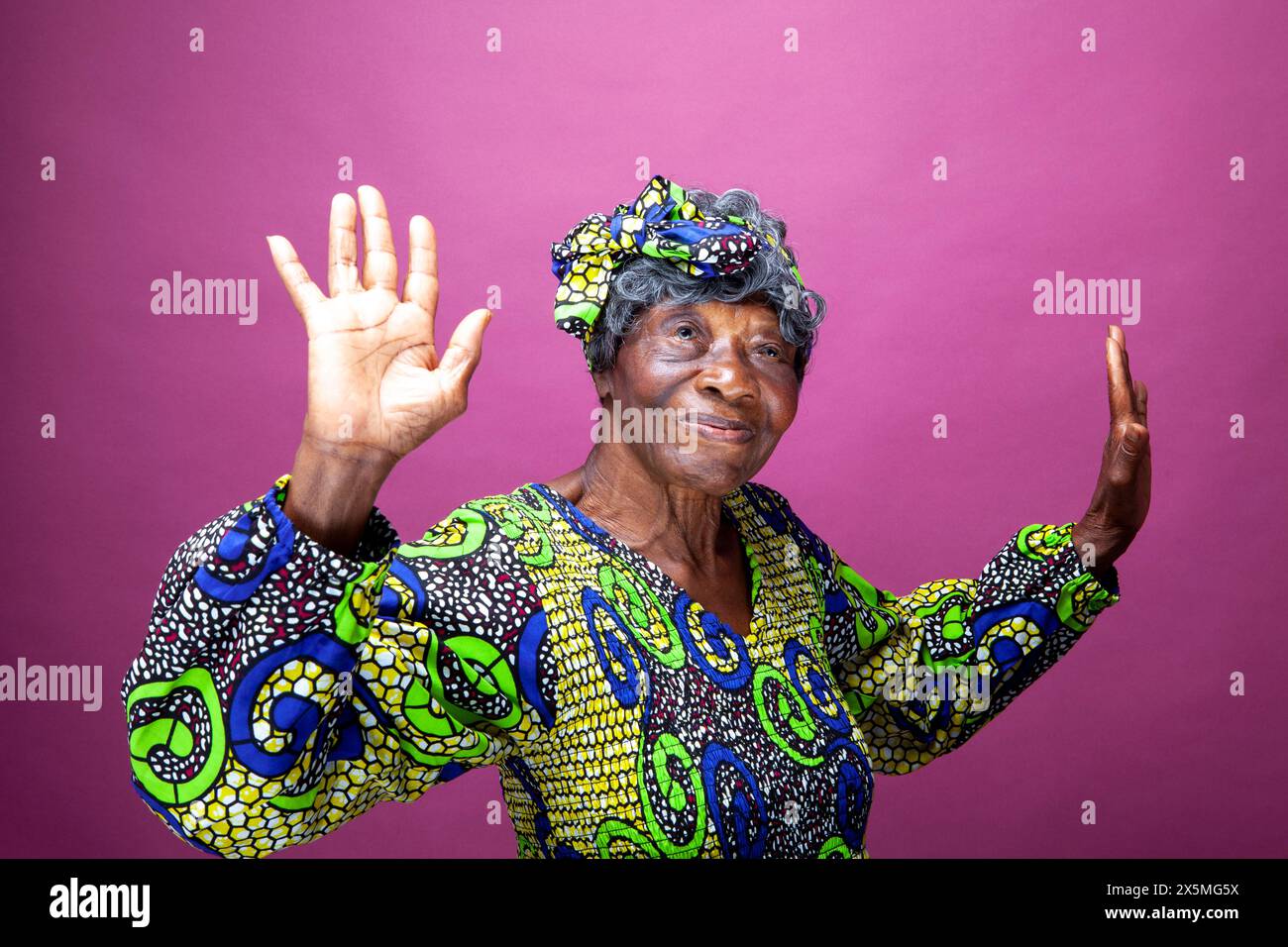 Foto di studio di una donna anziana che danzava Foto Stock