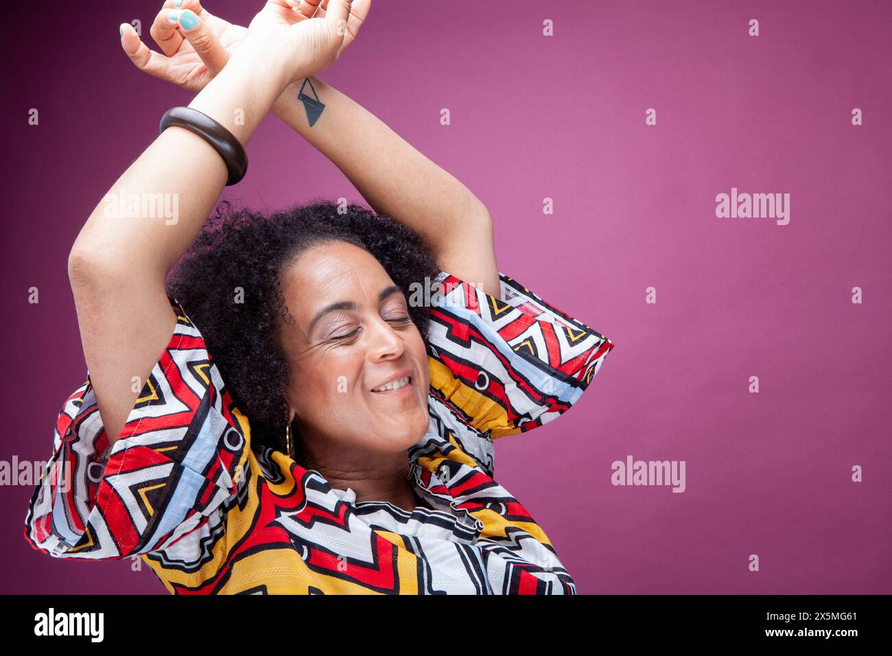 Foto di studio di una donna matura che danzava Foto Stock