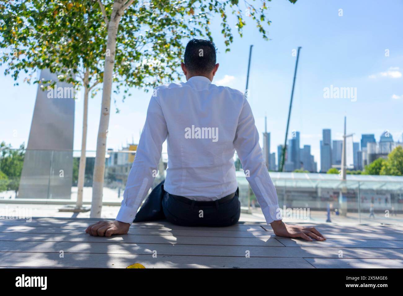 Uomo d'affari che fa una pausa all'aperto Foto Stock