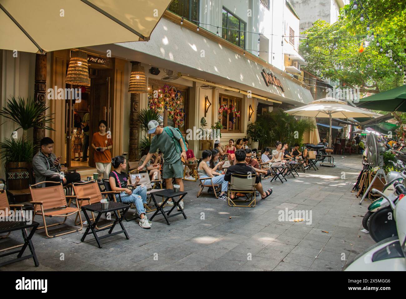 Popolare ristorante di Street food, Hanoi, Vietnam Foto Stock