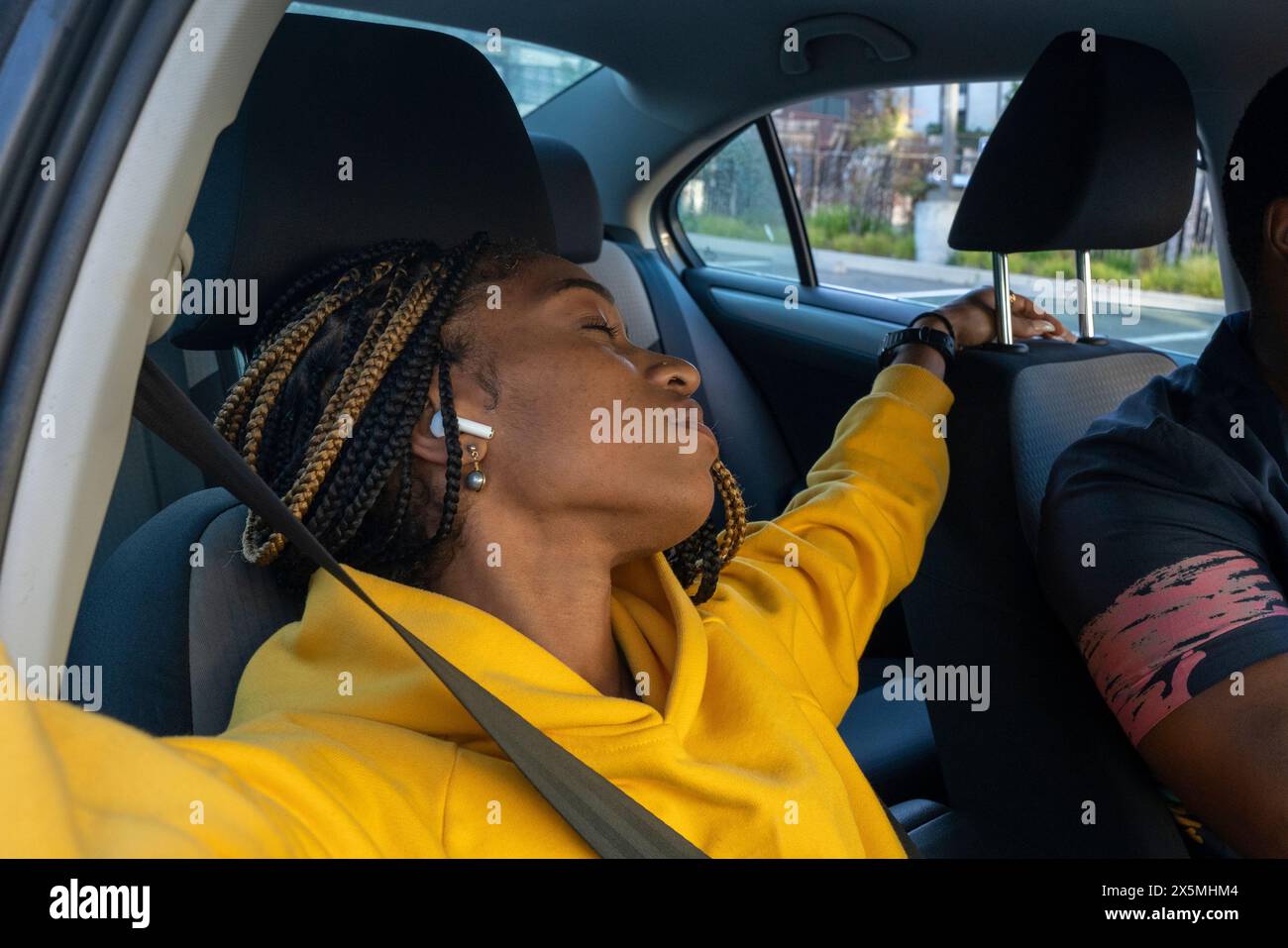 Donna che dorme in auto durante un viaggio in auto Foto Stock