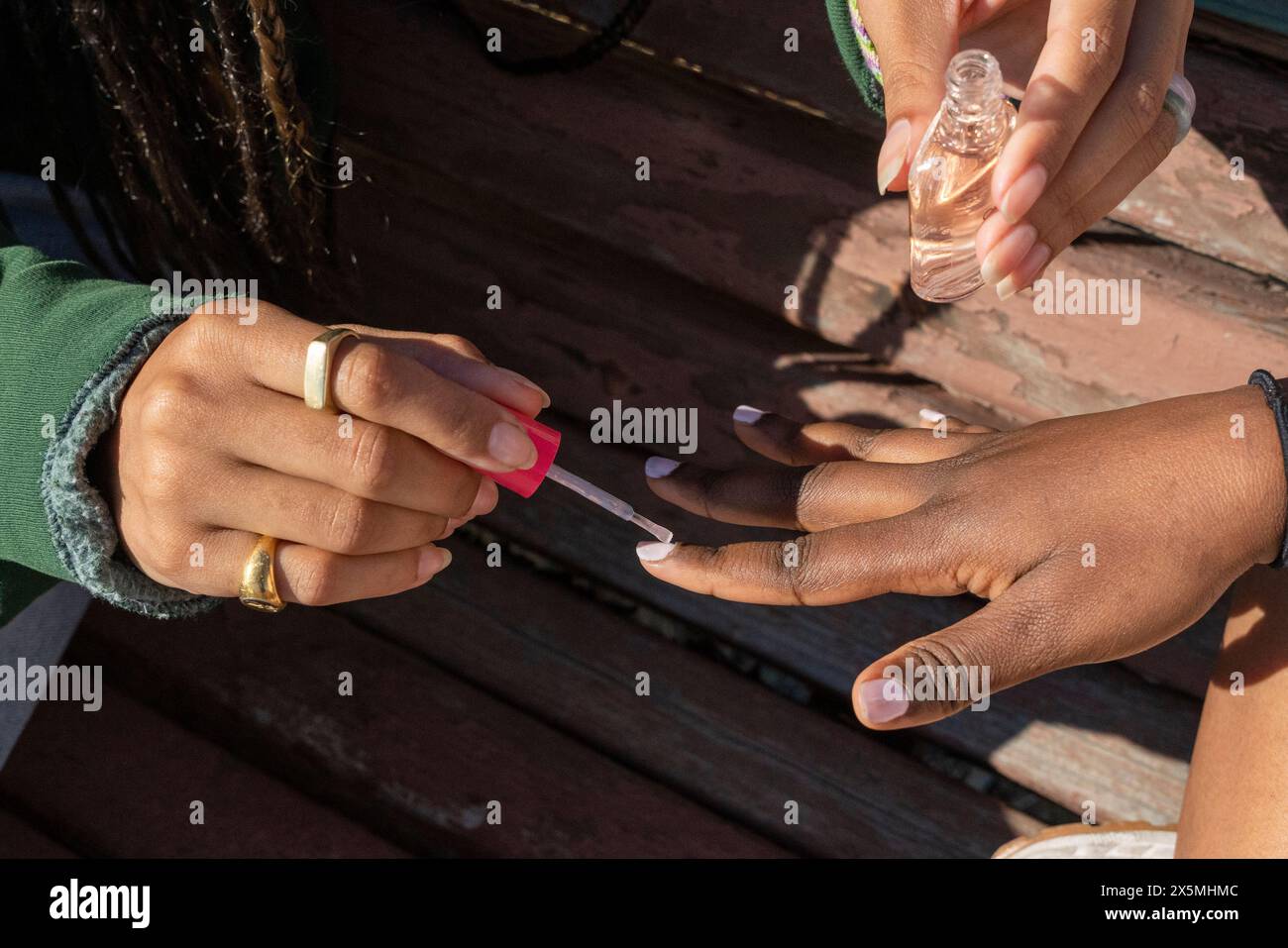 Amiche che dipingono unghie Foto Stock