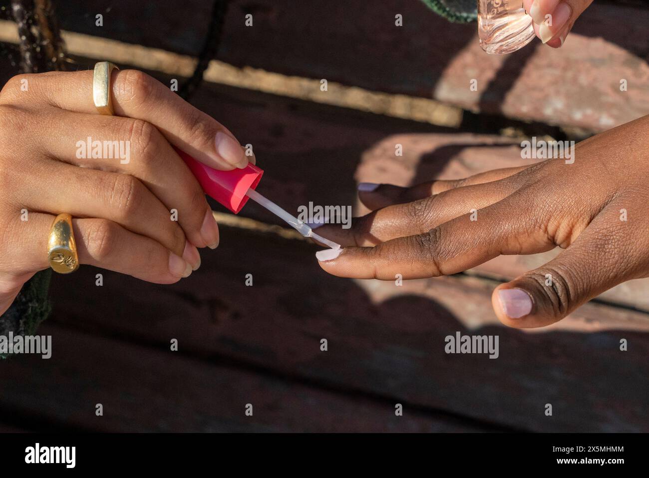 Amiche che dipingono unghie Foto Stock
