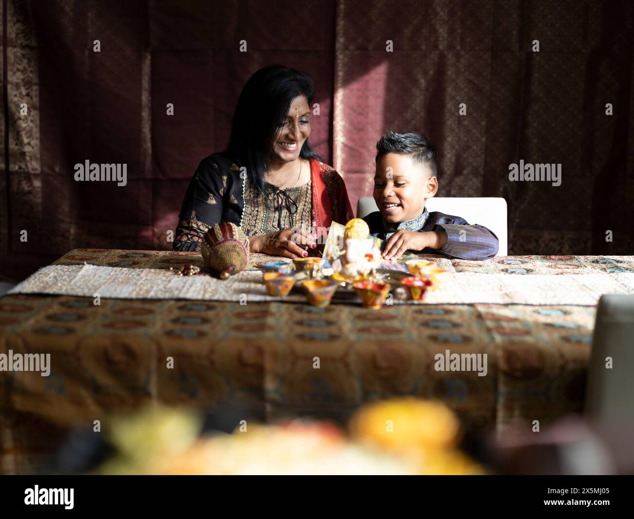 Nonna e nipote leggono un libro prima della celebrazione del Diwali Foto Stock