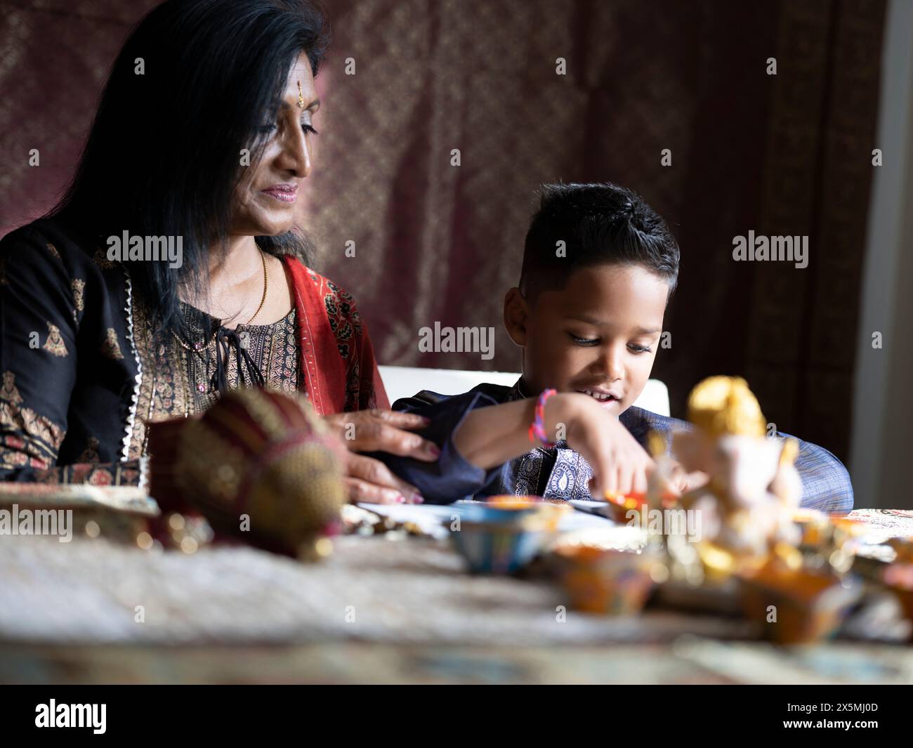 Nonna e nipote leggono un libro prima della celebrazione del Diwali Foto Stock