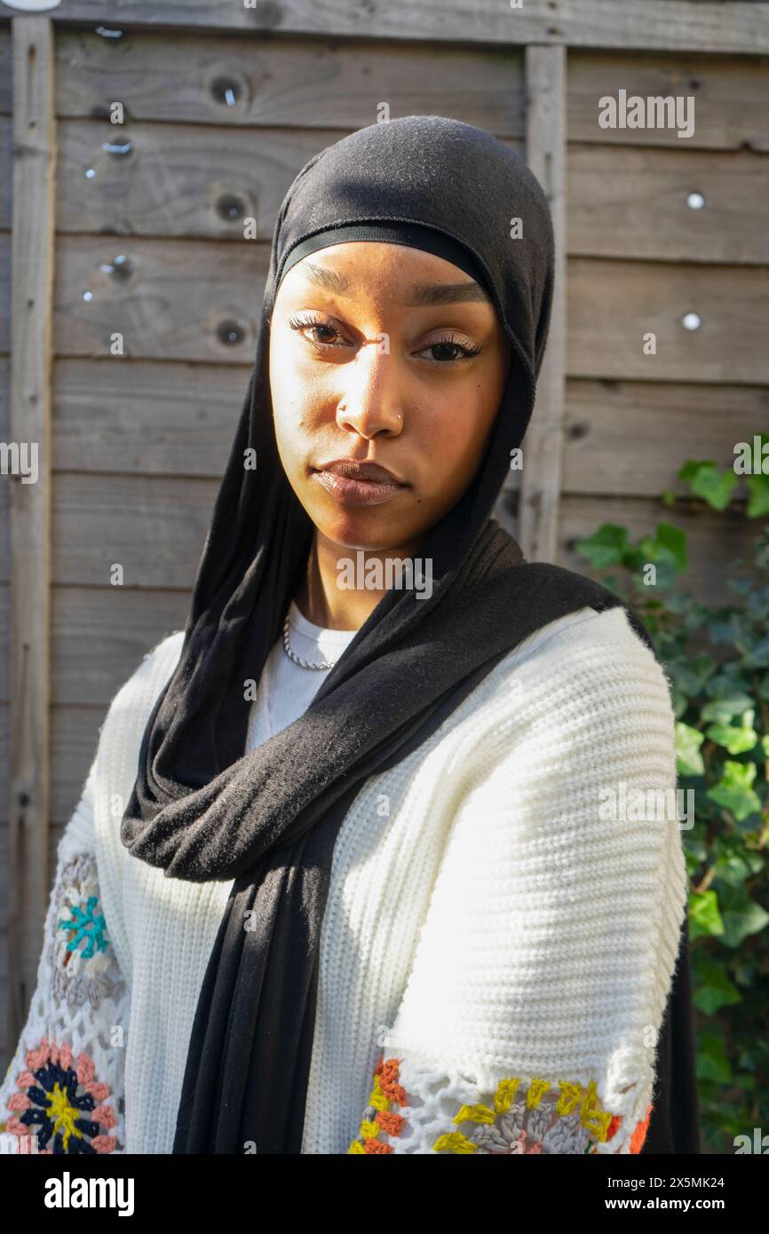 Ritratto di donna che indossa hijab all'aperto Foto Stock