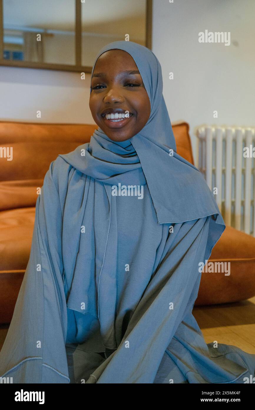Ritratto di donna musulmana sorridente a casa Foto Stock