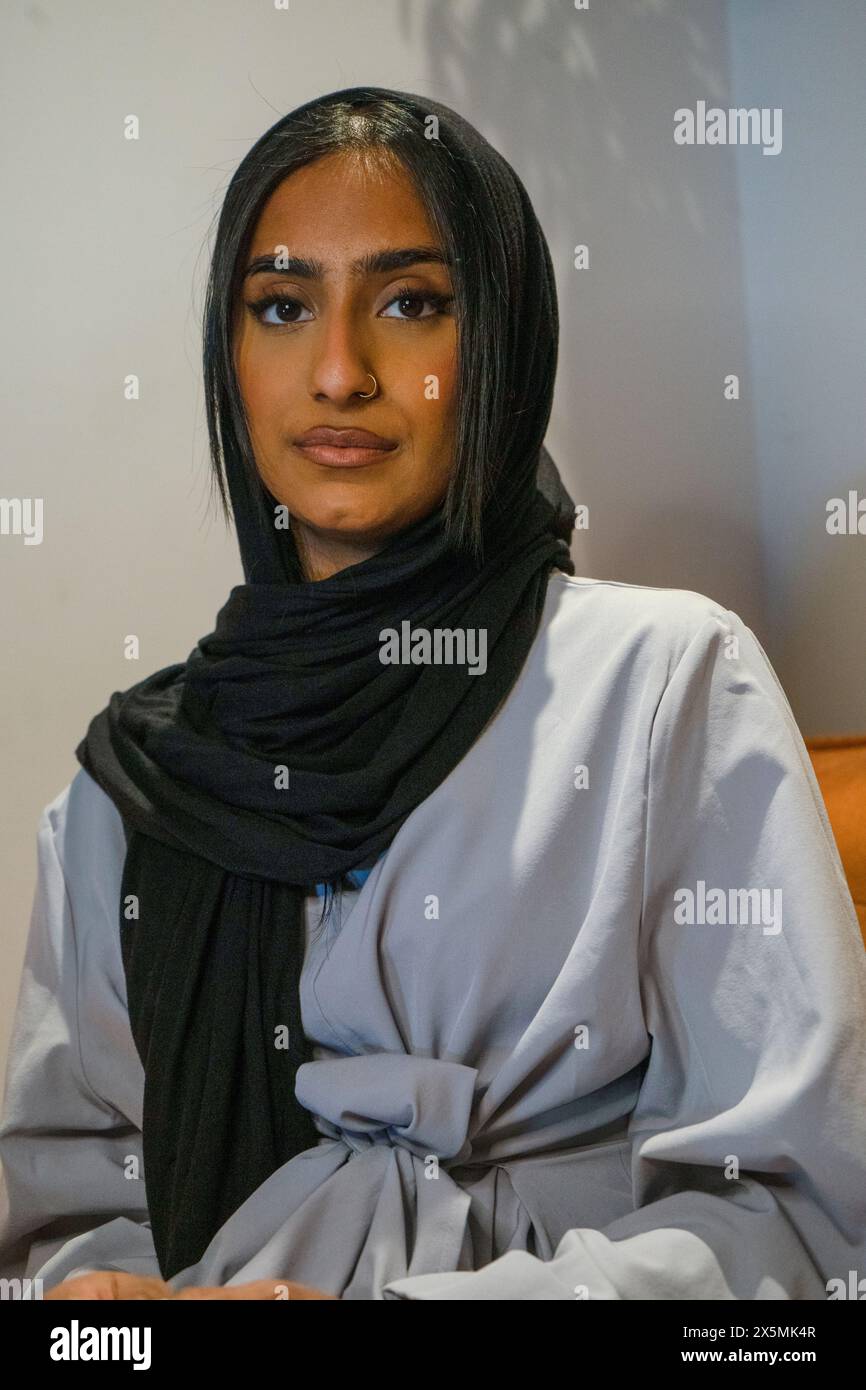 Ritratto di donna musulmana a casa Foto Stock