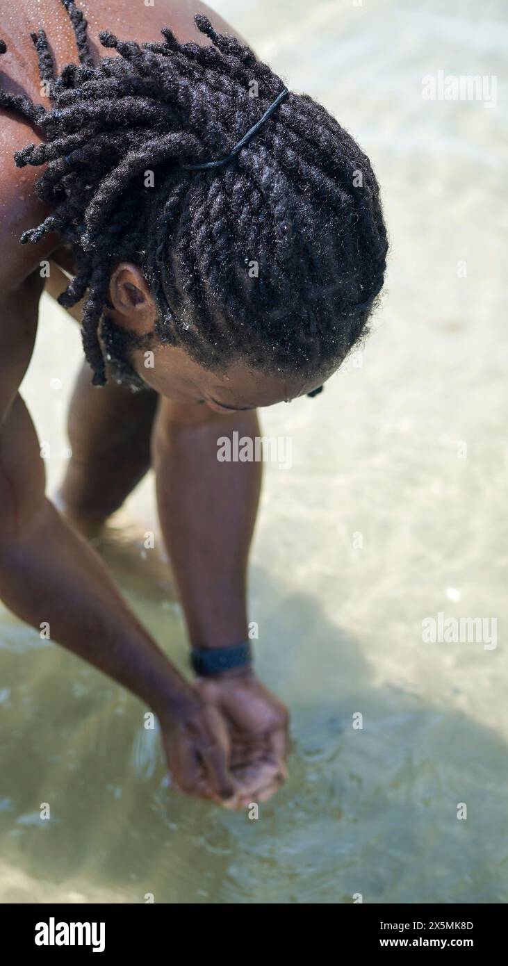 USA, primo piano di un uomo con le mani in mare Foto Stock