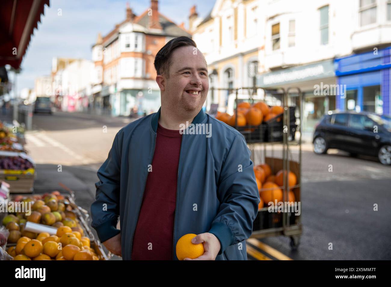 Uomo che compra frutta in un negozio di alimentari Foto Stock