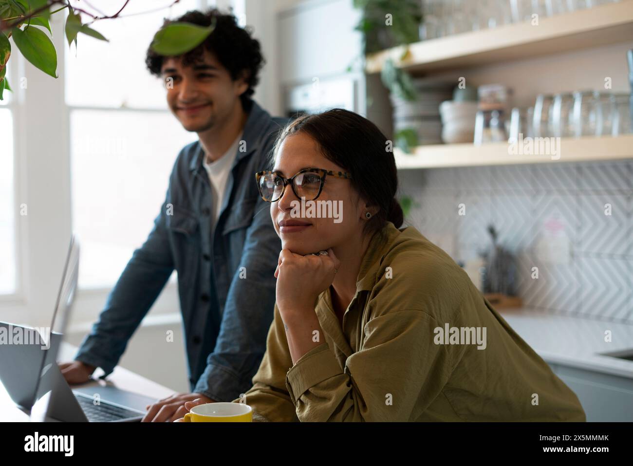 Professionisti creativi che si incontrano nella cucina dell'ufficio Foto Stock