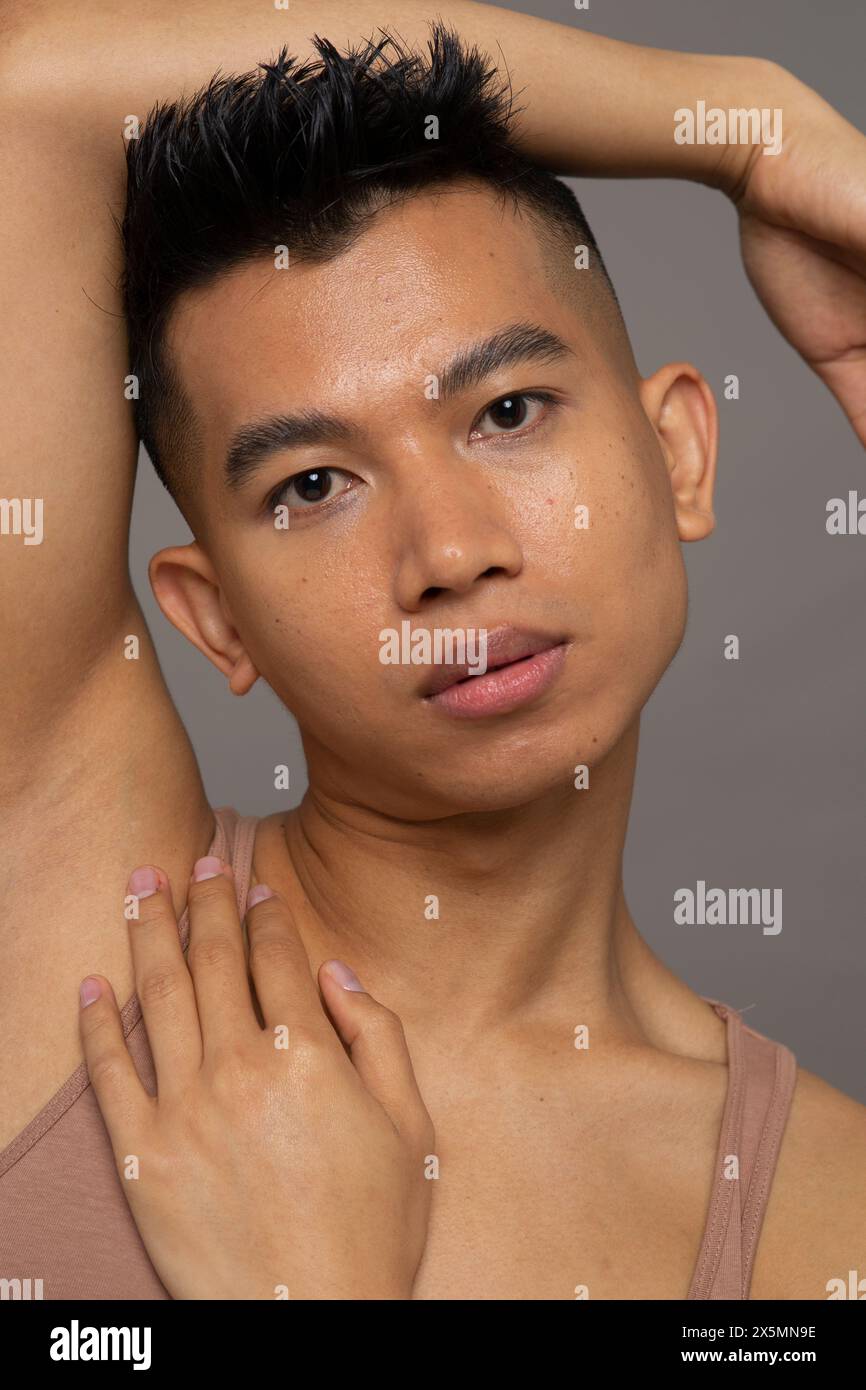 Ritratto in studio di una persona penosa Foto Stock