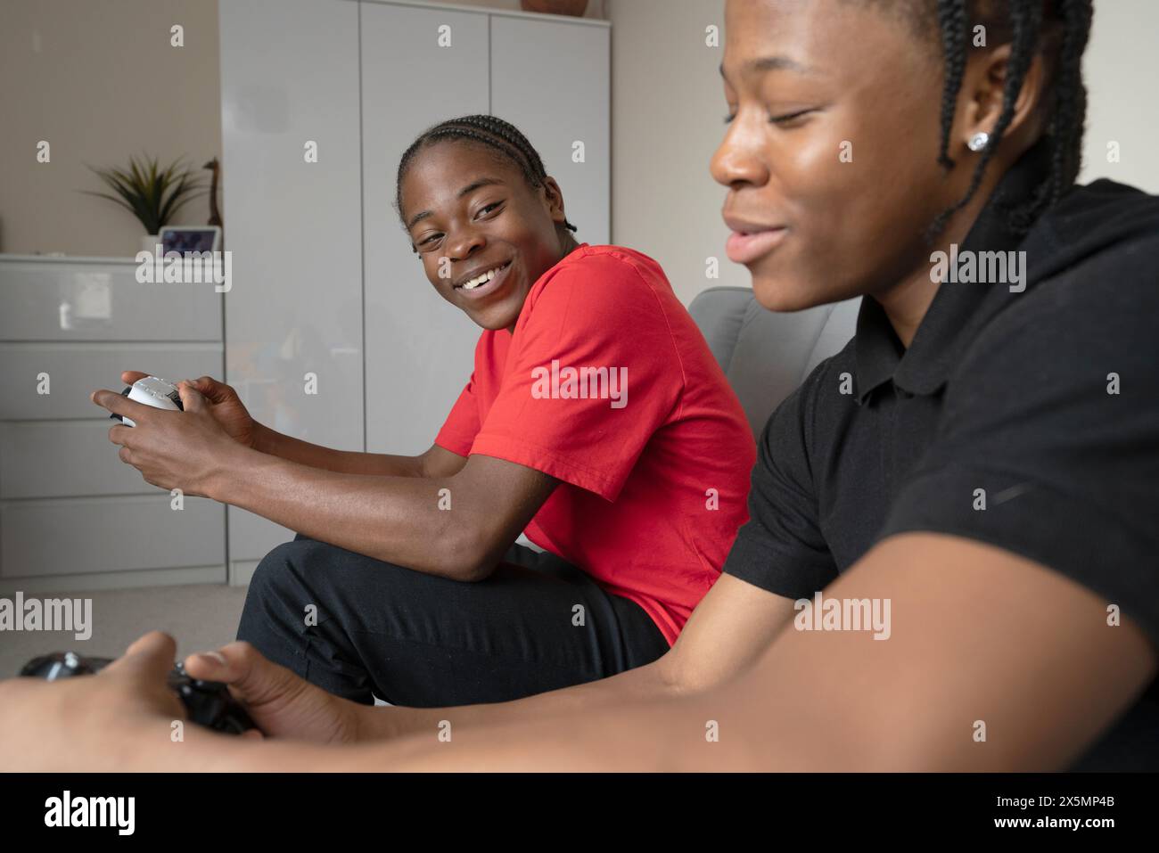 Amici adolescenti che giocano a videogame a casa Foto Stock