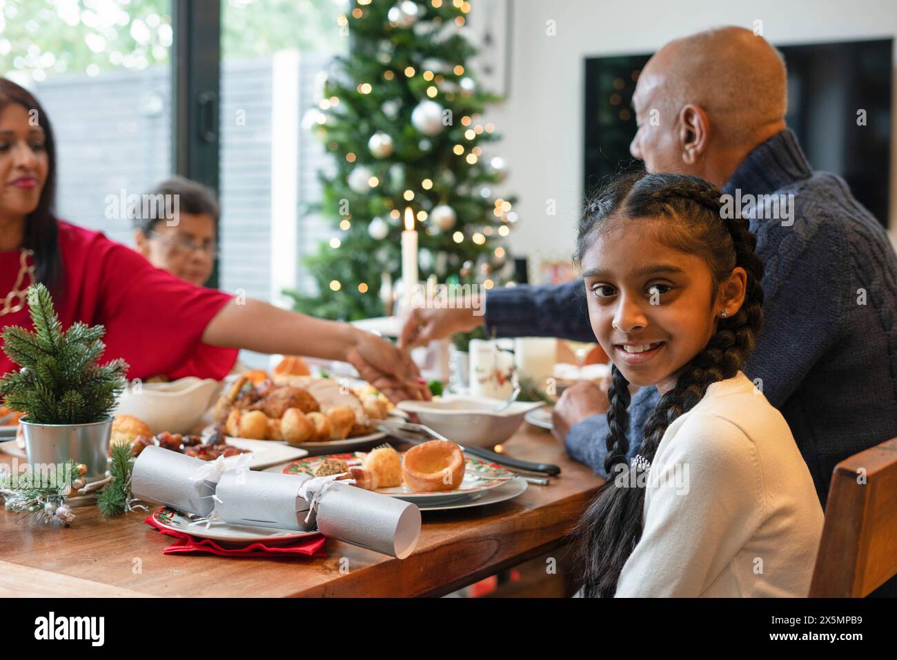 Ritratto di ragazza durante la cena di Natale Foto Stock