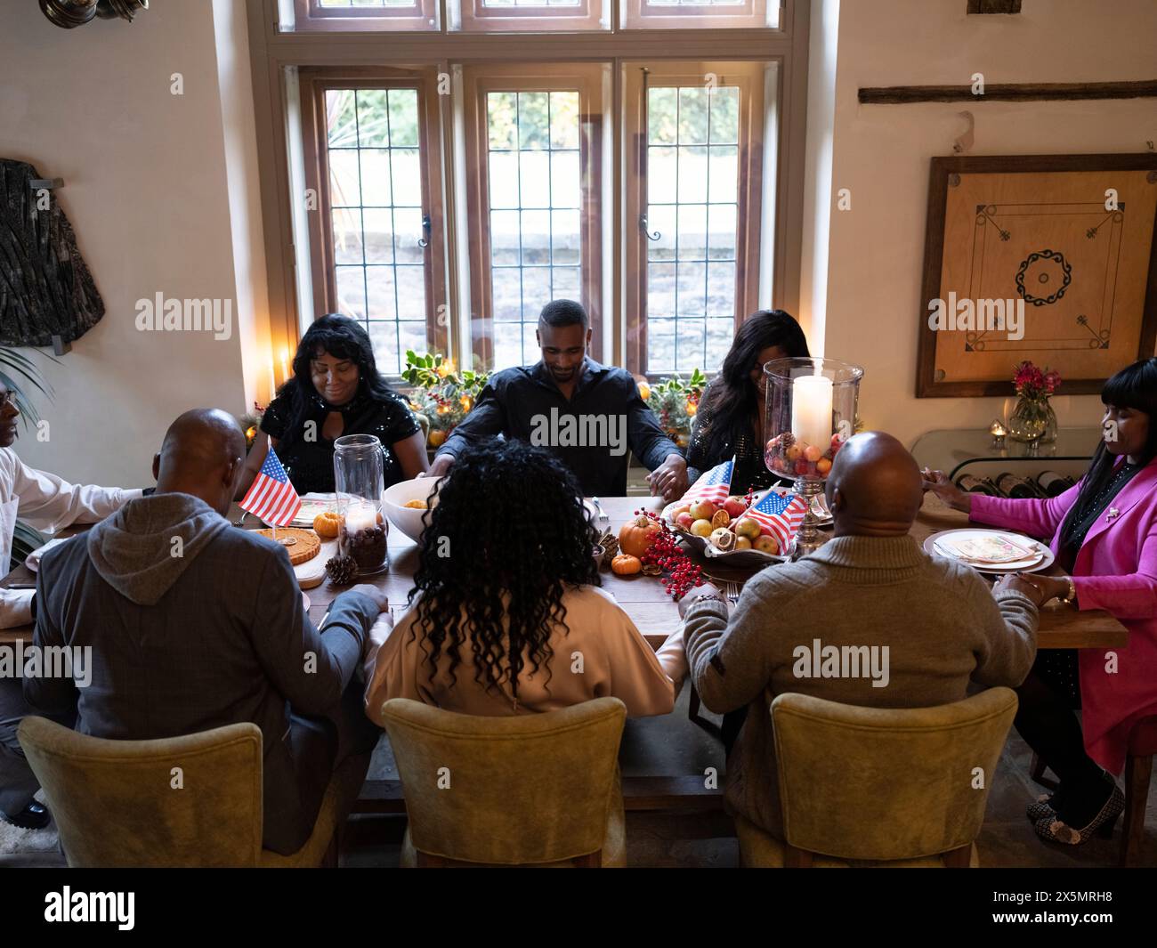 La famiglia prega prima della cena del Ringraziamento Foto Stock