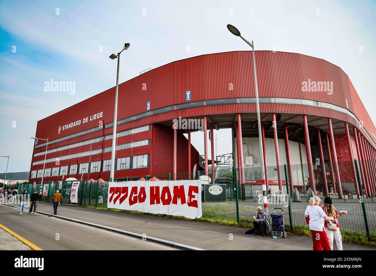 Liegi, Belgio. 10 maggio 2024. Un cartello con "777 Go Home" raffigurato durante una protesta dei tifosi di Standard, in vista di una partita di calcio tra Standard de Liege e KVC Westerlo, venerdì 10 maggio 2024 a Liegi, il giorno 8 (su 10) dei play-off europei della prima divisione del campionato belga 'Jupiler Pro League' 2023-2024. C'è molta incertezza sul proprietario 777 Partners. È accusato di frode negli Stati Uniti, e quindi sta affrontando 600 milioni di dollari (558 milioni di euro) in danni. BELGA PHOTO BRUNO FAHY credito: Belga News Agency/Alamy Live News Foto Stock