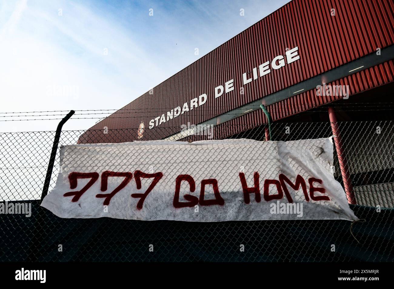 Liegi, Belgio. 10 maggio 2024. Un cartello con "777 Go Home" raffigurato durante una protesta dei tifosi di Standard, in vista di una partita di calcio tra Standard de Liege e KVC Westerlo, venerdì 10 maggio 2024 a Liegi, il giorno 8 (su 10) dei play-off europei della prima divisione del campionato belga 'Jupiler Pro League' 2023-2024. C'è molta incertezza sul proprietario 777 Partners. È accusato di frode negli Stati Uniti, e quindi sta affrontando 600 milioni di dollari (558 milioni di euro) in danni. BELGA PHOTO BRUNO FAHY credito: Belga News Agency/Alamy Live News Foto Stock