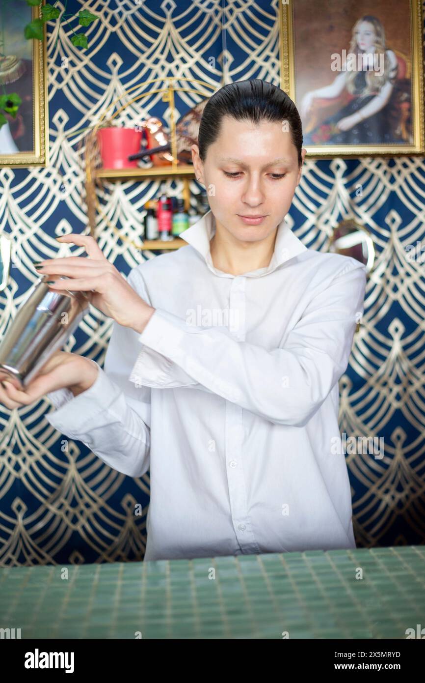 Persona che prepara il cocktail nello shaker Foto Stock