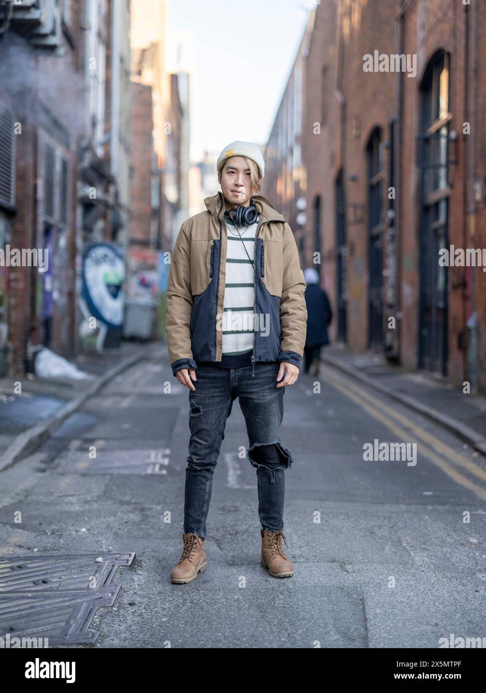 Ritratto di uomo in piedi in strada di città Foto Stock