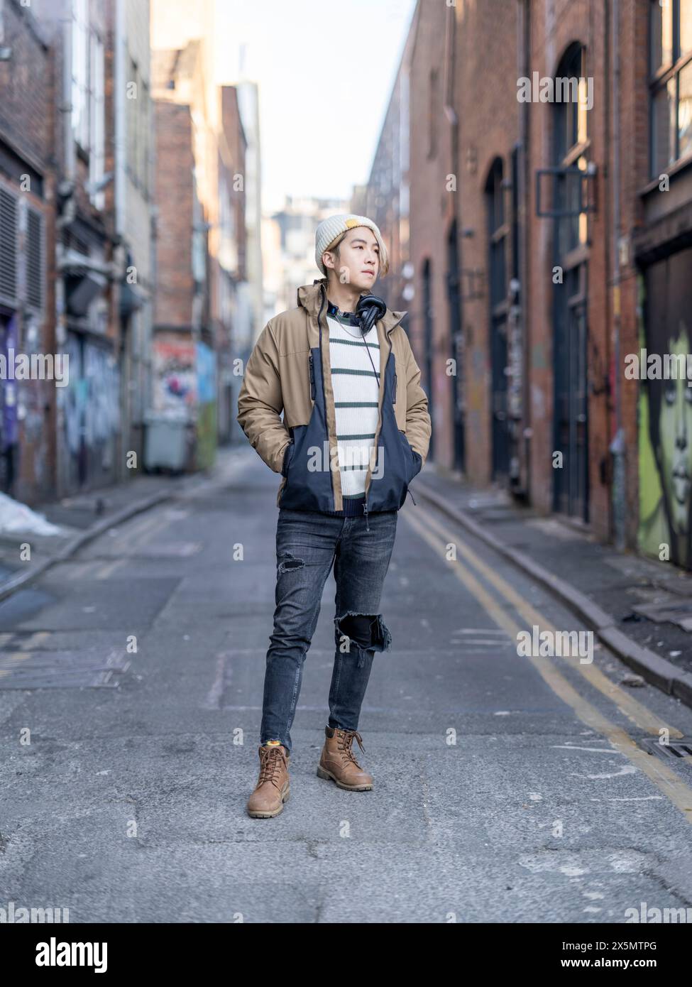 Ritratto di uomo in piedi in strada di città Foto Stock