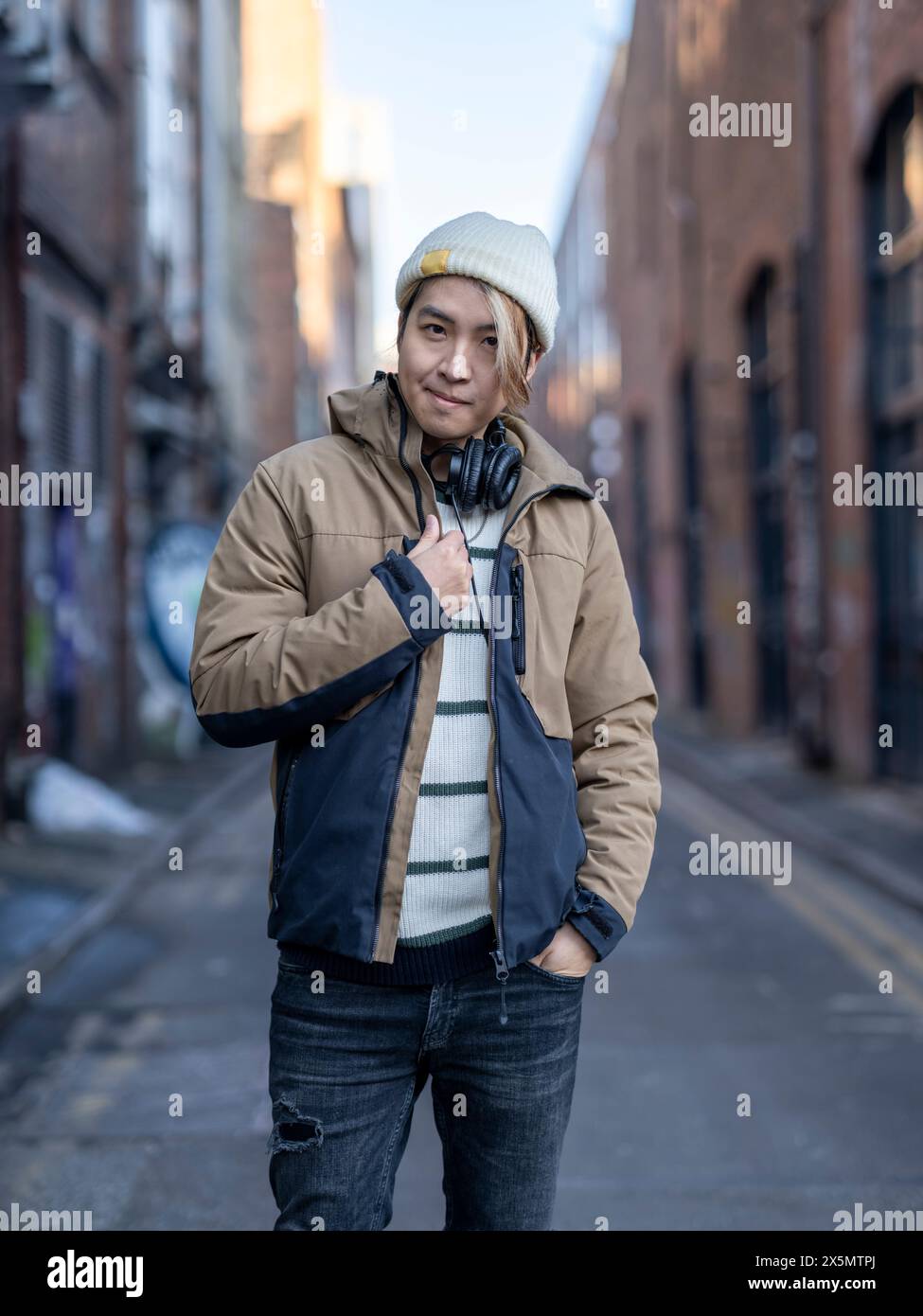 Ritratto di uomo in piedi in strada di città Foto Stock