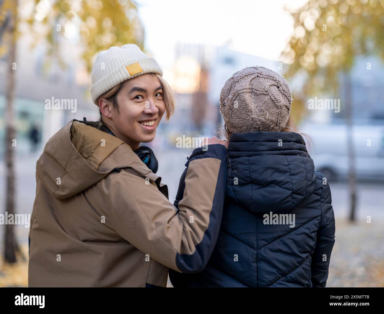 Ritratto dell'uomo con la mano sulla spalla della donna Foto Stock