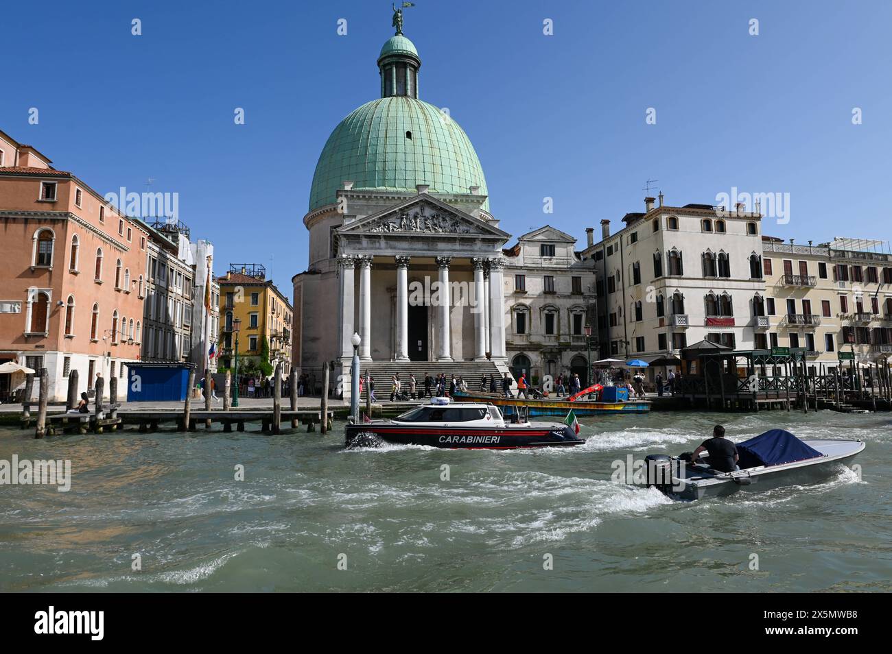 29.04.2024 Im foto: Die Kirche Chiesa di San Simeon piccolo am Canal grande in Venedig Venedig Venetien Italien *** 29 04 2024 nella foto la chiesa di San Simeon piccolo sul Canal grande a Venezia Venezia Veneto Italia Copyright: XEHLxMedia/Erik-HolmxLanghofx 240429 venedig-2 6 Foto Stock