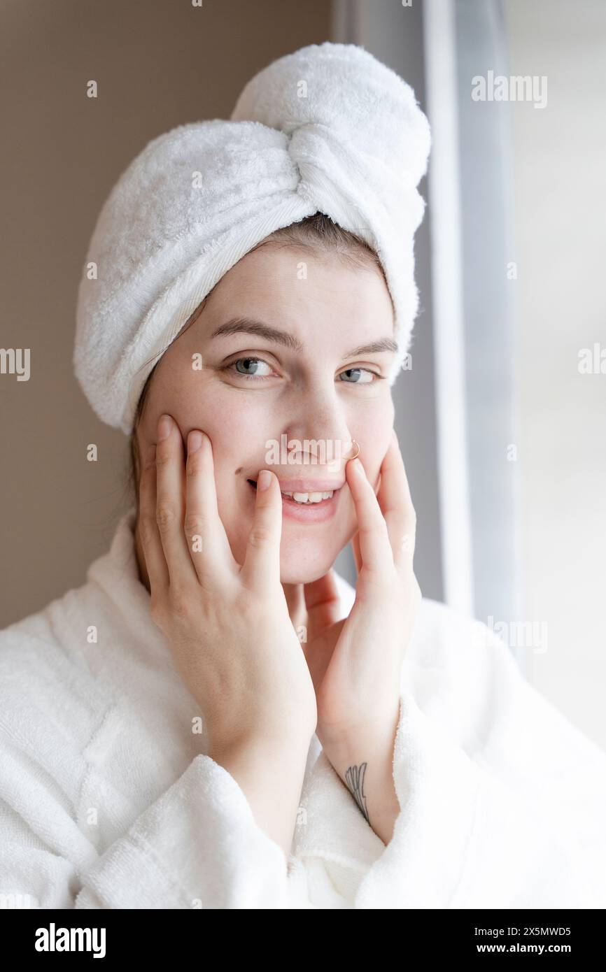 Ritratto di donna sorridente con asciugamano turbante Foto Stock