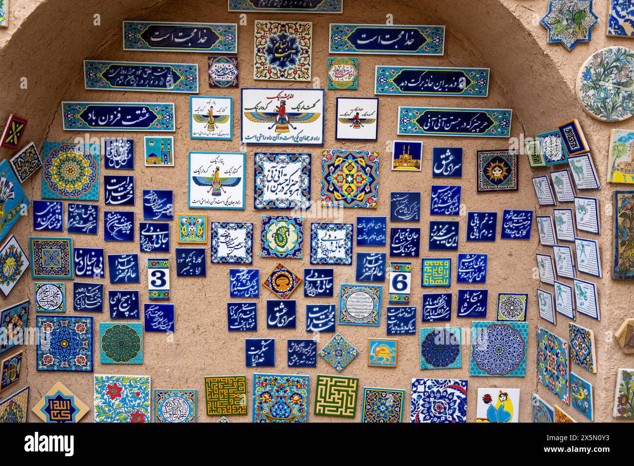 Yazd, Iran - 2024-03-03 - 03: Vivace esposizione di tradizionali piastrelle persiane decorate con calligrafia e motivi. Cattura l'essenza della cultura e dell'arte. Foto Stock