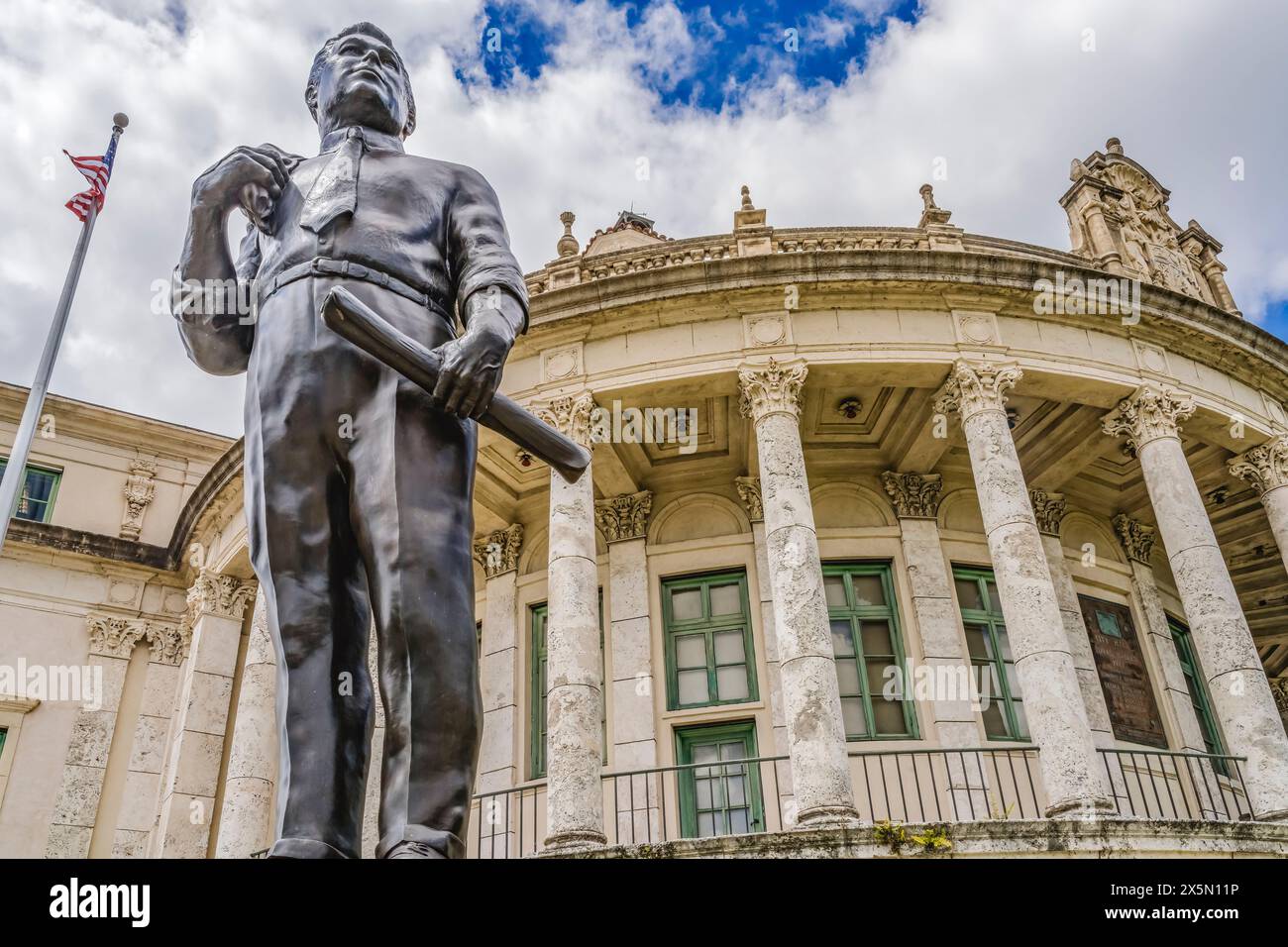 Storico municipio, Coral Gables, Florida. Costruita nel 1928 sul National Registry Historic Places, la statua di George Merrick sviluppò la città all'inizio degli anni '1900, la statua di William Beckwith del 2006. (Solo per uso editoriale) Foto Stock
