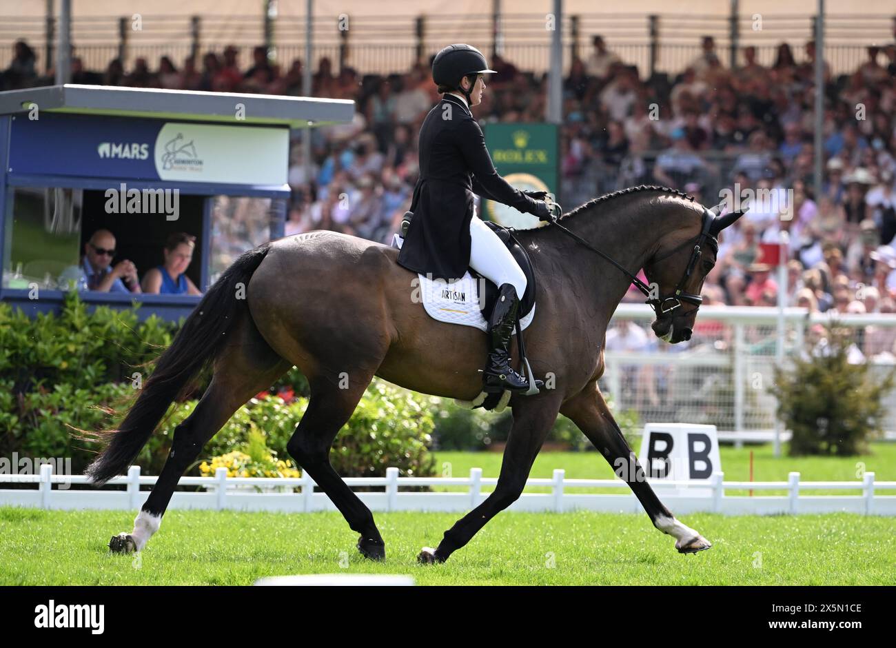 Badminton Estate, Gloucestershire, Regno Unito. 10 maggio 2024. 2024 MARS Badminton Horse Trials giorno 3; Caroline Powell (NZL) in sella a GREENACRES SPECIAL CAVALIER durante il Dressage il giorno 3 credito: Action Plus Sports/Alamy Live News Foto Stock