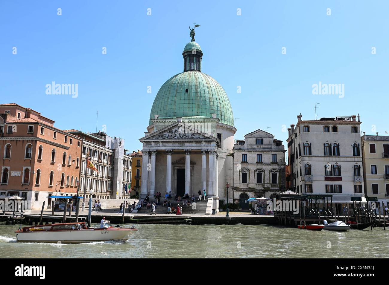 30.04.2024 Im foto: Die Kirche Chiesa di San Simeon piccolo am Canal grande in Venedig Venedig Venetien Italien *** 30 04 2024 nella foto la chiesa di San Simeon piccolo sul Canal grande a Venezia Venezia Veneto Italia Copyright: XEHLxMedia/Erik-HolmxLanghofx 240430 venedig-3 6 Foto Stock