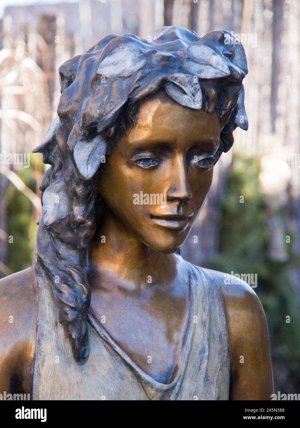 Stati Uniti, nuovo Messico, Sante Fe. Primo piano di una statua di bronzo di una giovane donna. (Solo per uso editoriale) Foto Stock