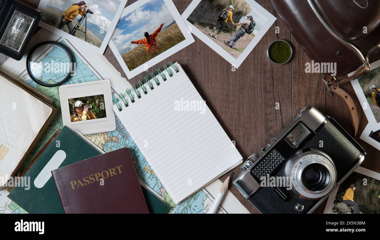 Vista dall'alto di fotografie di coppia, foto di viaggio, passaporti, vecchia macchina fotografica, mappa e quaderno su un tavolo di legno scuro Foto Stock