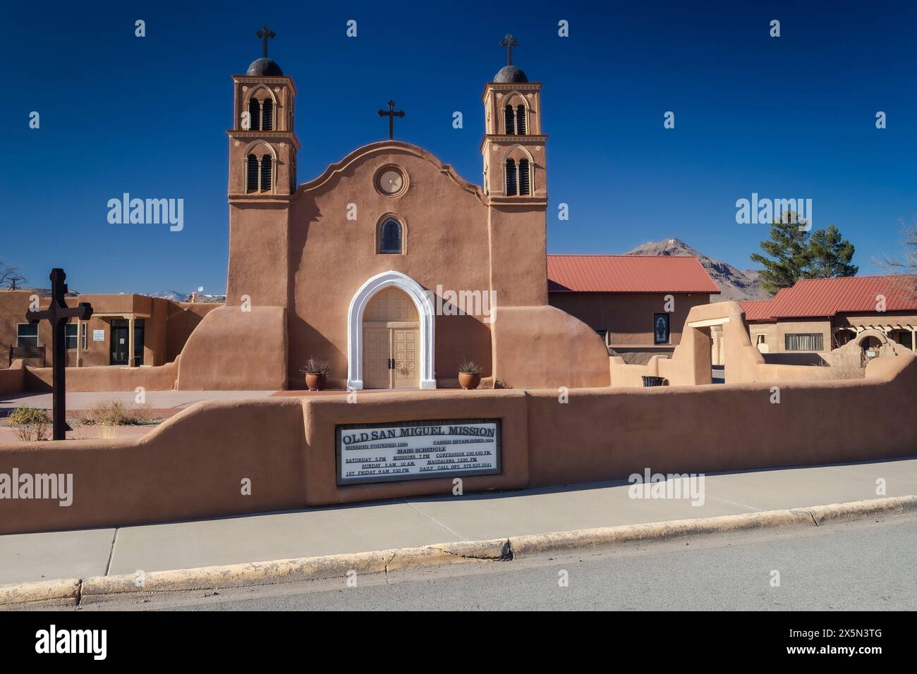 Old San Miguel Mission, fondata nel 1598, (la chiesa più antica degli Stati Uniti) Socorro, New Mexico, USA Foto Stock