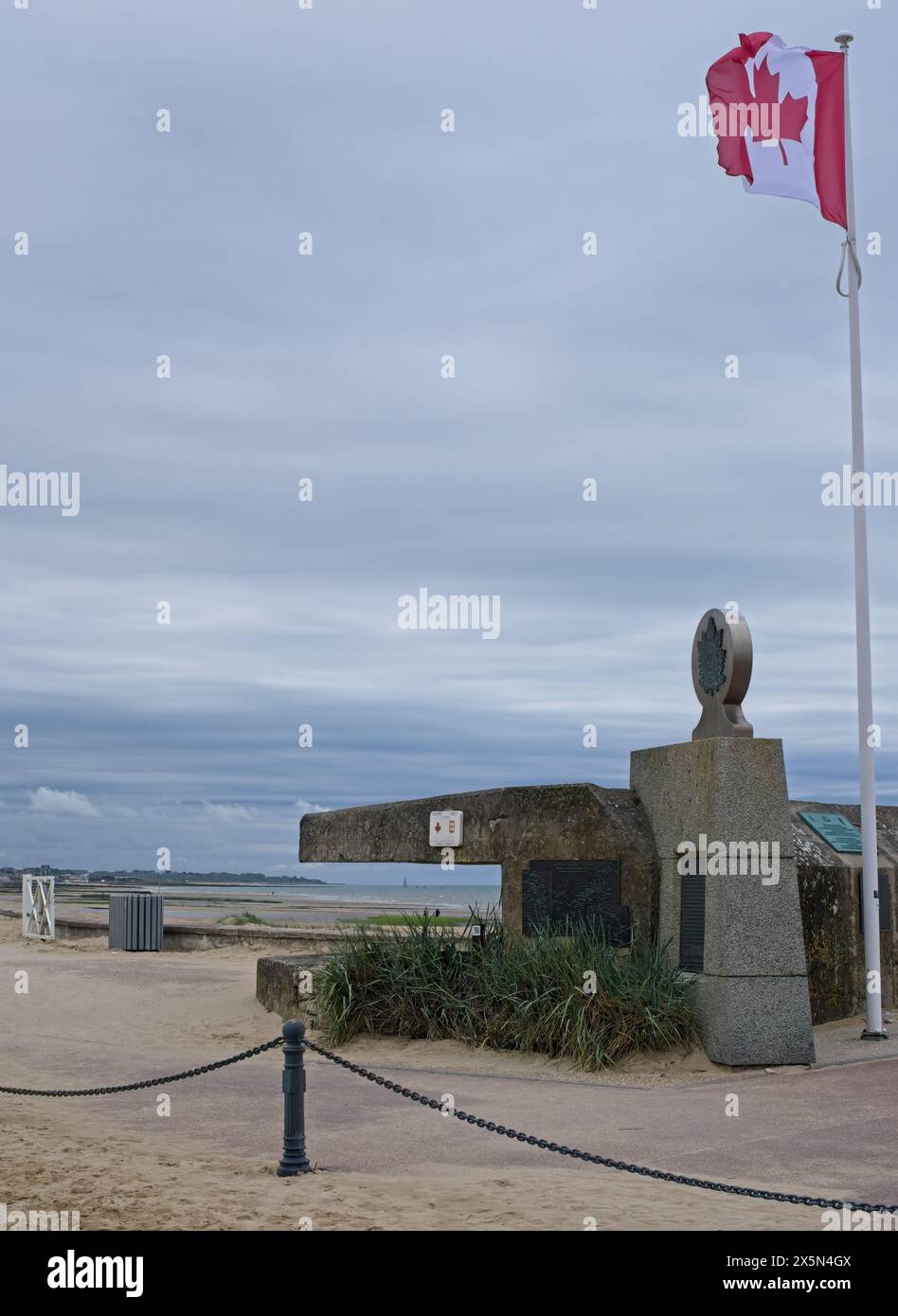 Bernieres-sur-Mer, Francia - 1° maggio 2024: Juno Beach D-Day Landing Memorial. Bunker Cassine. Monumento commemorativo di Queen's Own Rifles of Canada. Nuvoloso giorno primaverile. Foto Stock