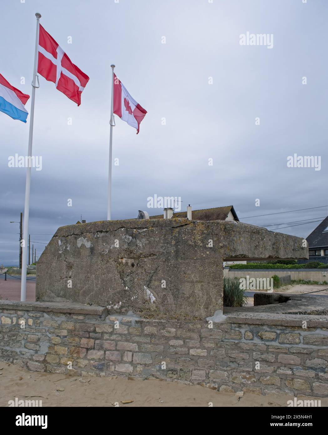 Bernieres-sur-Mer, Francia - 1° maggio 2024: Juno Beach D-Day Landing Memorial. Bunker Cassine. Monumento commemorativo di Queen's Own Rifles of Canada. Nuvoloso giorno primaverile. Foto Stock