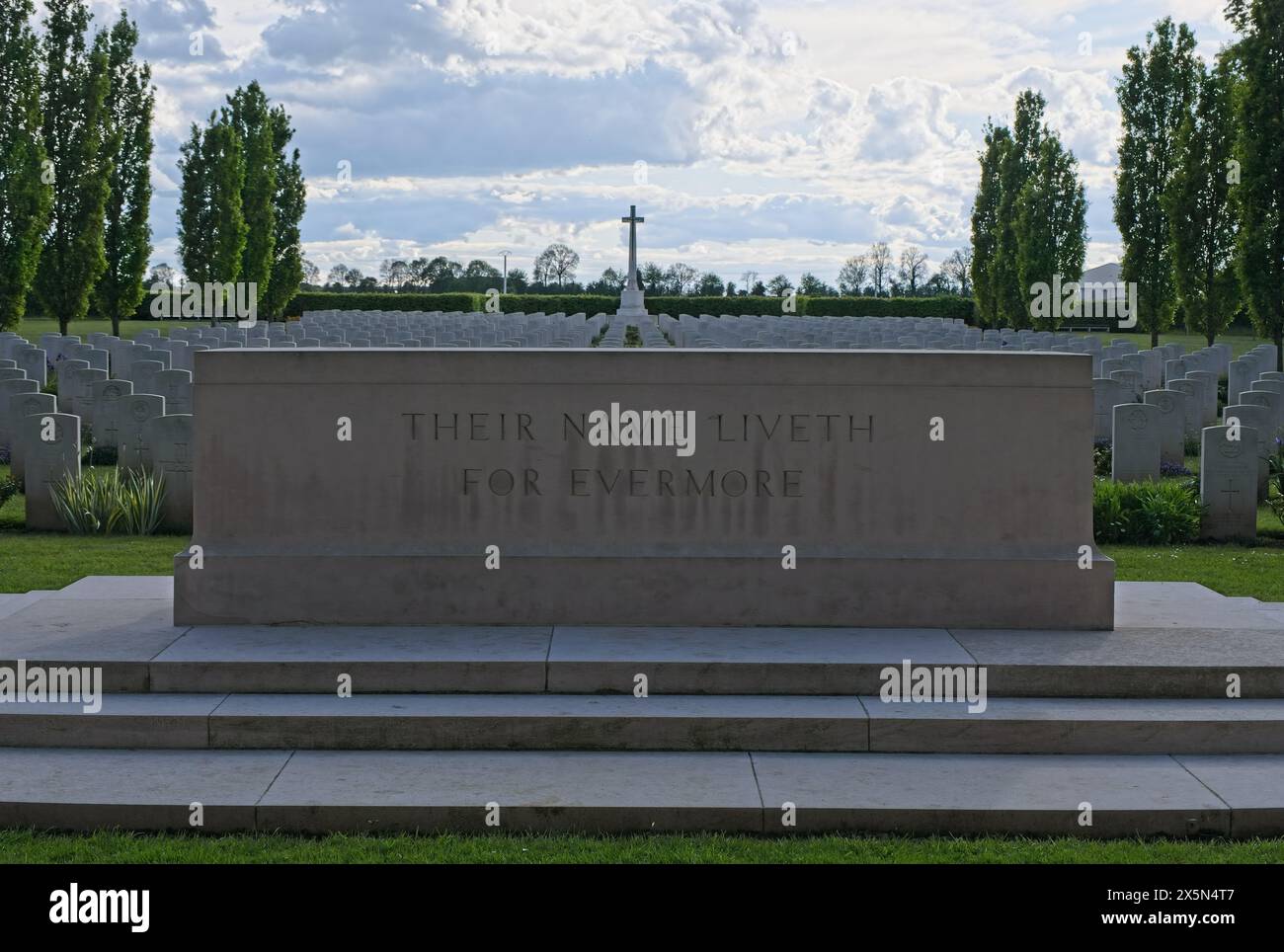 Banneville-la-campagne, Francia - 3 maggio 2024: Questo cimitero di guerra a Banneville-la-campagne contiene le tombe di circa 2100 soldati del Commonwealth uccisi Foto Stock