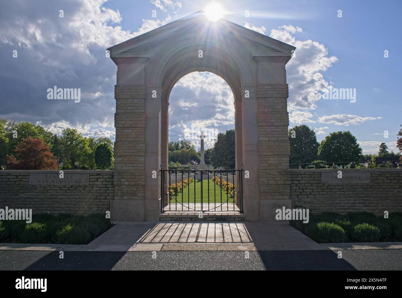 Ranville, Francia - 3 maggio 2024: Questo cimitero di guerra a Ranville contiene le tombe di circa 2200 soldati del Commonwealth uccisi durante la seconda guerra mondiale. Foto Stock