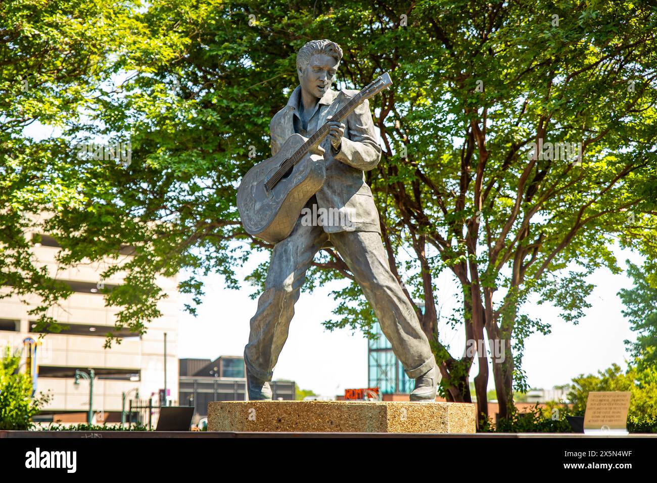 Statua di Elvis Presley a grandezza naturale in Beale Street a Memphis, Tennessee, durante il giorno estivo Foto Stock