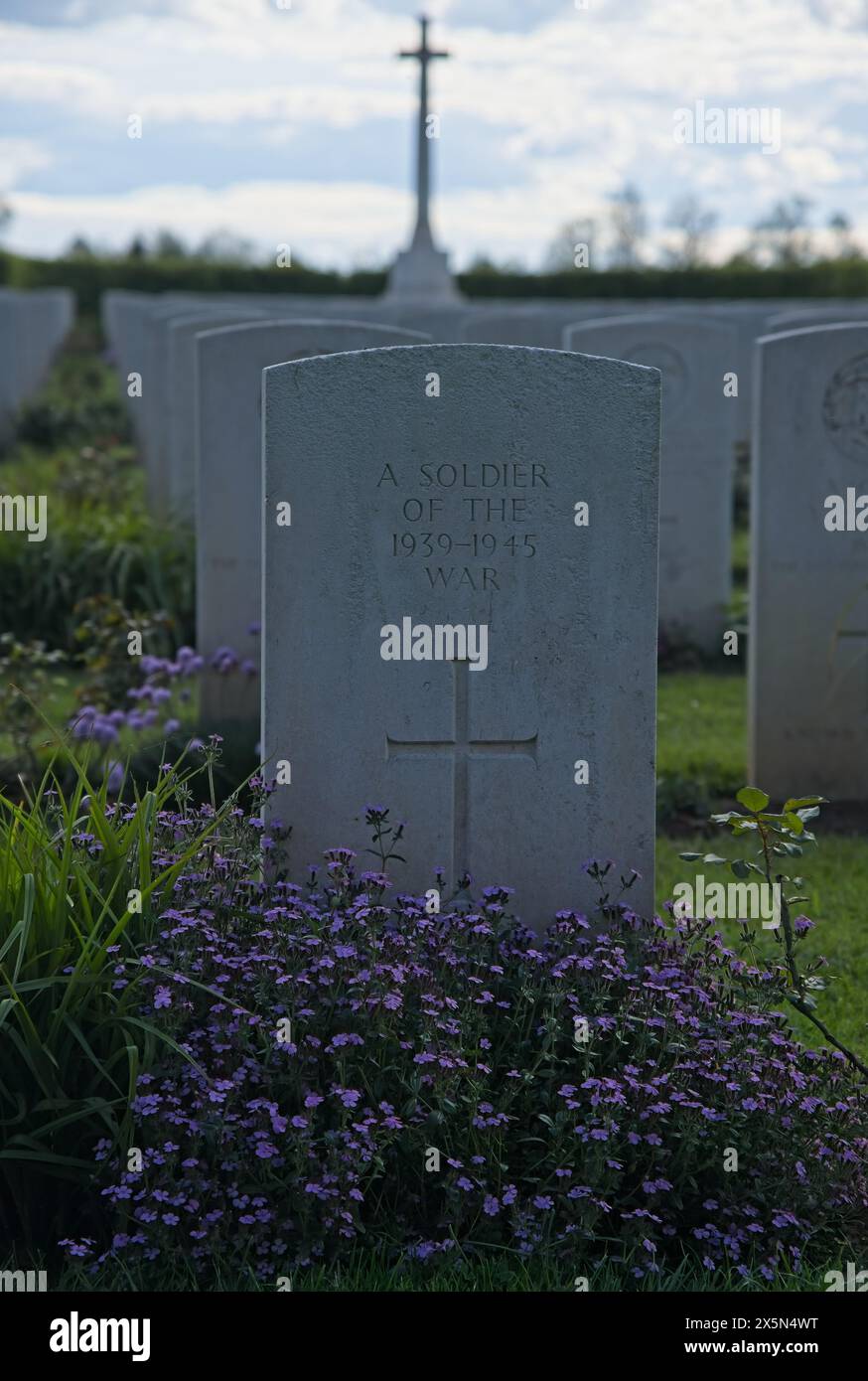 Banneville-la-campagne, Francia - 3 maggio 2024: Questo cimitero di guerra a Banneville-la-campagne contiene le tombe di circa 2100 soldati del Commonwealth uccisi Foto Stock